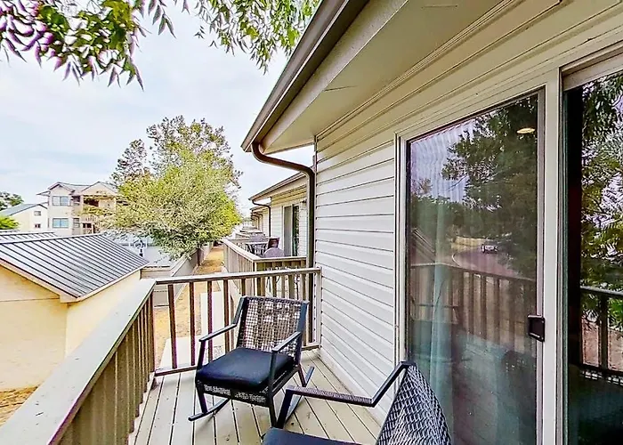 Contemporary, Dog-Friendly Townhouse With Balcony, Pool & Day Docks