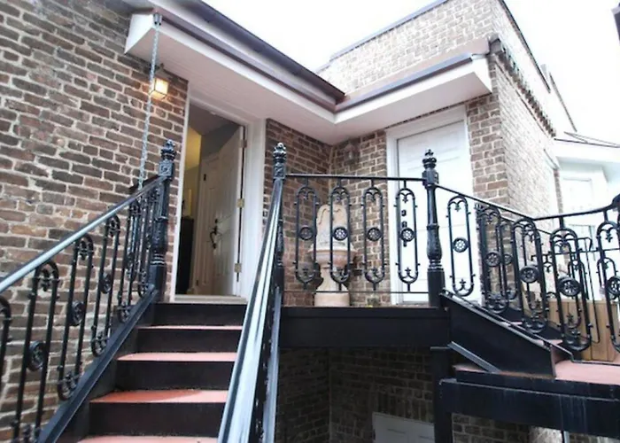 Hamilton Carriage A - Amazing Location, Courtyard