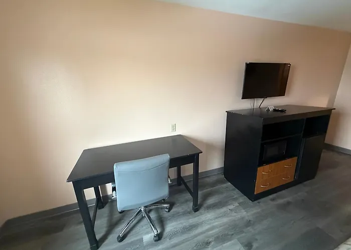 Paradise Inn & Suites