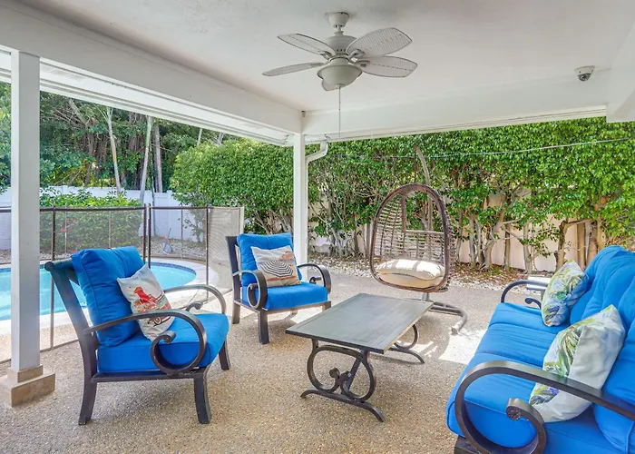 Riviera Beach Home W/ Pool - Walk To Beaches!