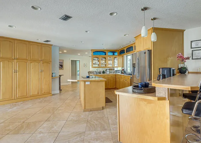 Riviera Beach Home W/ Pool - Walk To Beaches!