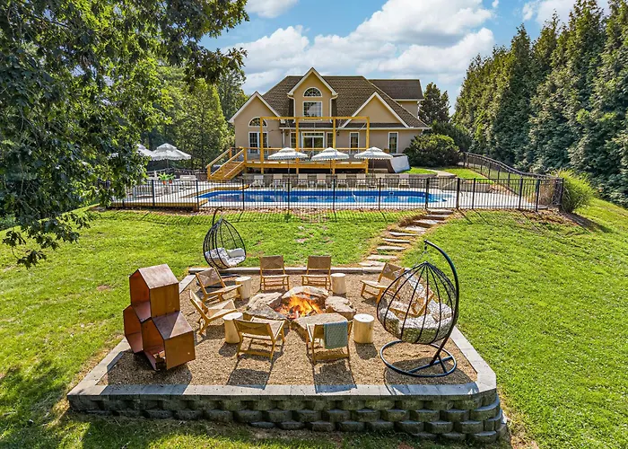 Luxury Retreat With Pool, Hot Tub & Game Lounge | 20 Mins To Dt Asheville