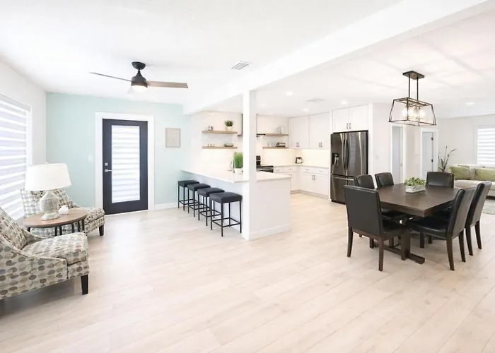 Spacious Upadated 2 King Beds Pets Welcome With Large Private And Fenced Yard Minutes To Beaches