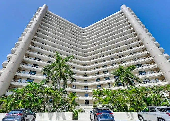 Beachfront Marco Island Condo W/ Pool Access!