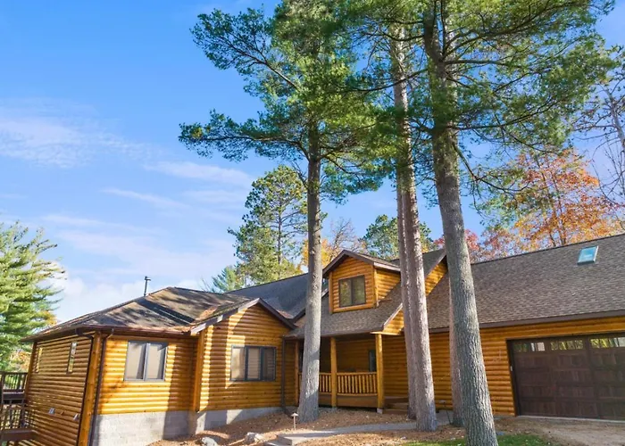 Large Log Home On Lake With Hot Tub