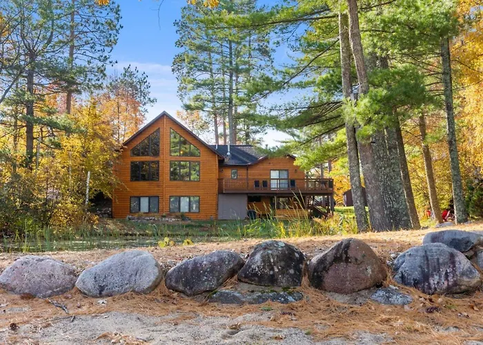 Large Log Home On Lake With Hot Tub