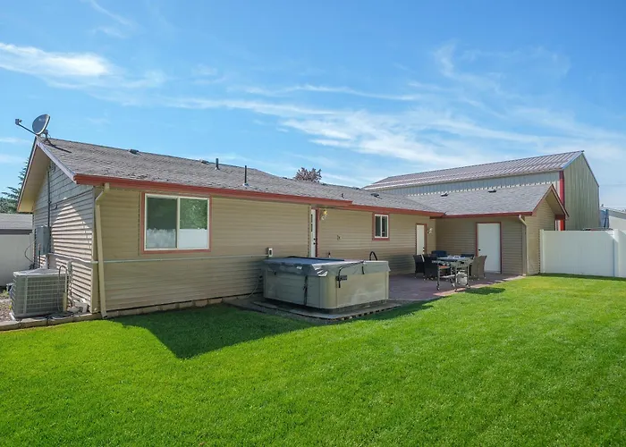 Updated Spacious Home & Hot Tub