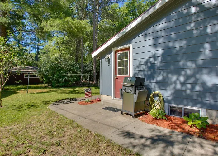 Cozy Wellston Cabin - Walk To Crystal Lake!