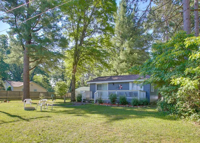 Cozy Wellston Cabin - Walk To Crystal Lake!