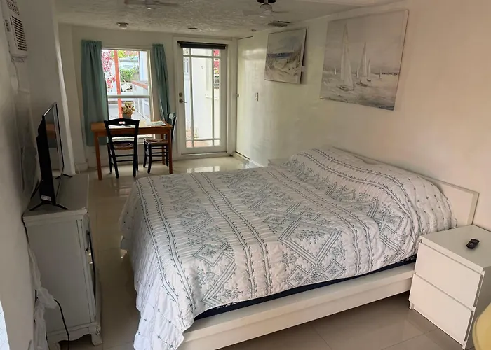 Cheerful Private Room 2 Miles Away From Sunny Isles Beach