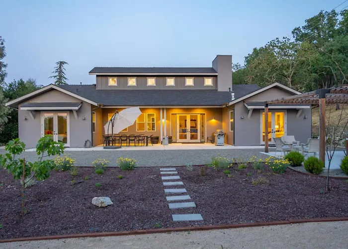 Luxurious, Modern Farmhouse In Wine Country