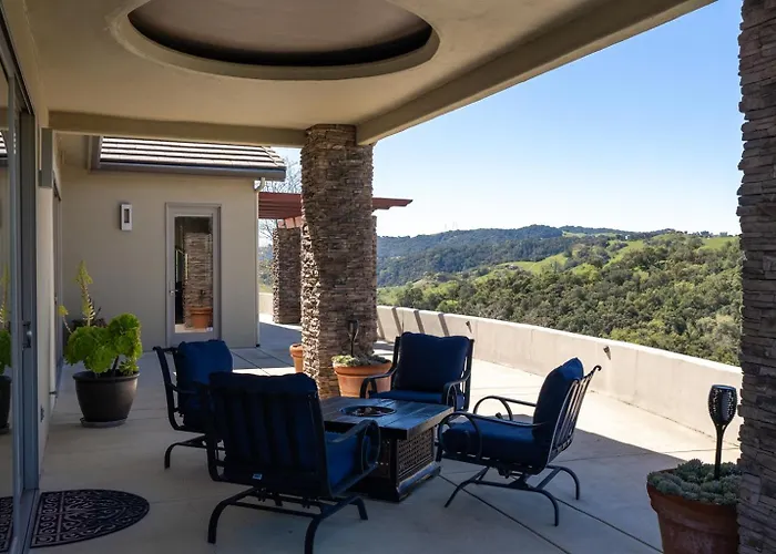 Hilltop Vistas Pool, Wine & Family Fun