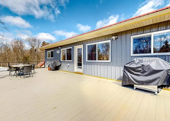 Dog-Friendly Apartment By Moosehead Lake With Sprawling Deck & Firepit