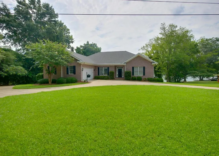 Beautiful Lake Sinclair Retreat W/ Dock & Deck!