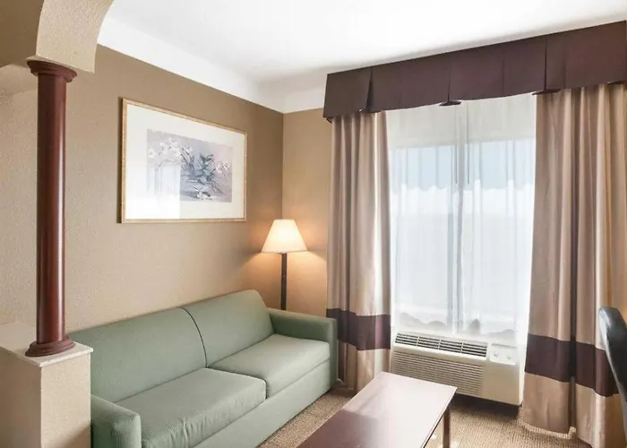 Comfort Suites Plainview