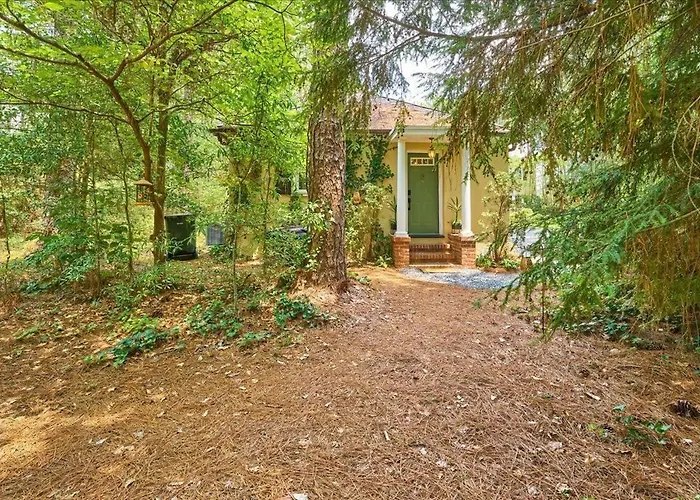 The Cottage At Knollwood Manor