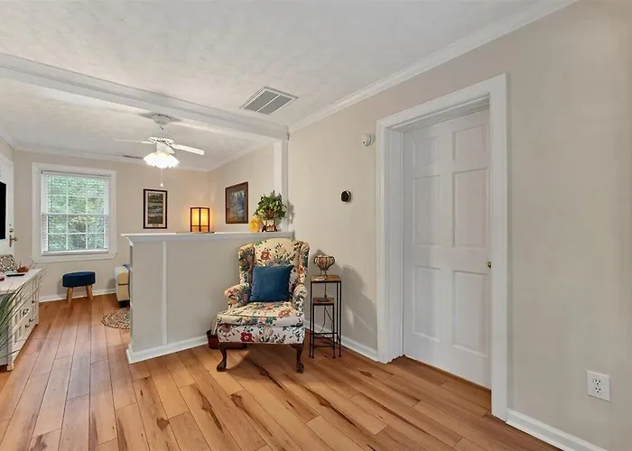The Cottage At Knollwood Manor