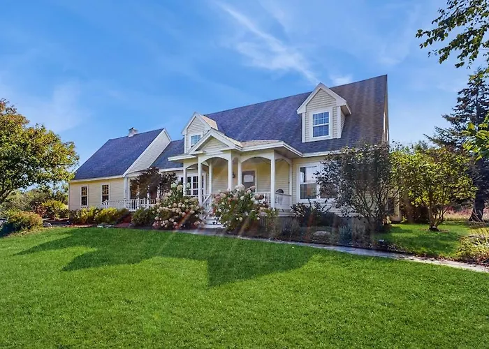 Newly Renovated Charming House With Cozy Fireplace & Outdoor Entertainment Areas