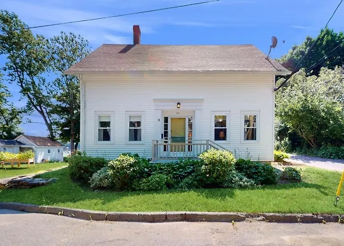 Charming Cape-Style House With Panoramic River Views And Modern Amenities