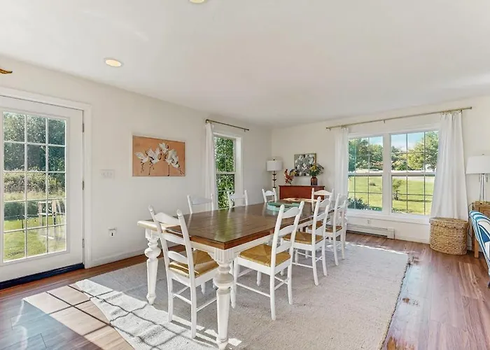 Newly Renovated Charming House With Cozy Fireplace & Outdoor Entertainment Areas