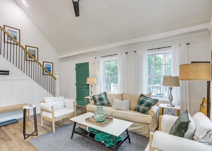 Treasure Lake Home W/ Deck: Walk To Bimini Lake!