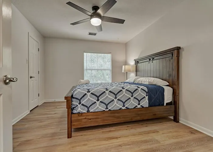The Woodlands 4Br Executive Retreat - Ev, Baby & Pet Friendly, Near Hospitals & Shopping