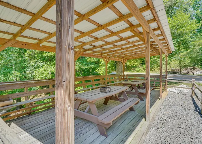 3 Mi To Lake Santeetlah! Rustic Apt W/ Decks