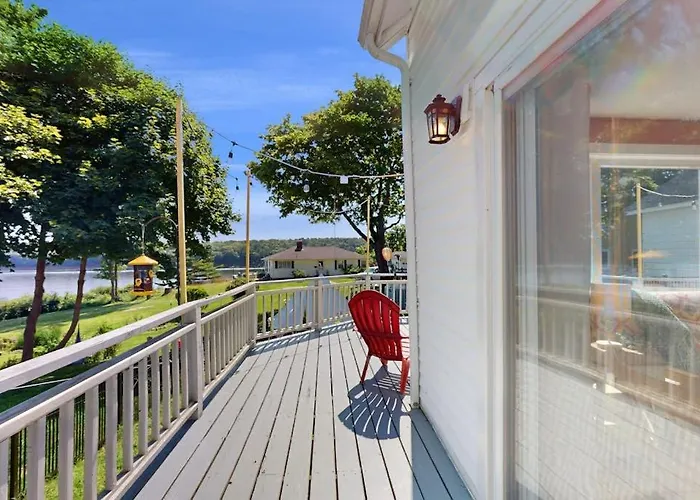 Charming Cape-Style House With Panoramic River Views And Modern Amenities