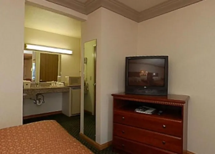 Cloverdale Wine Country Inn And Suites