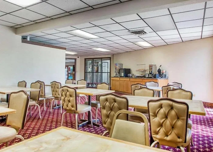 Econo Lodge Inn & Suites