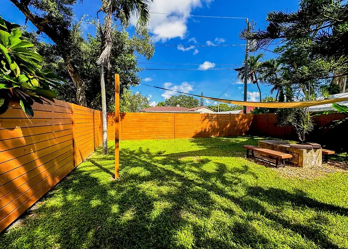 Fenced Backyard King Bedroom Beach Nearby