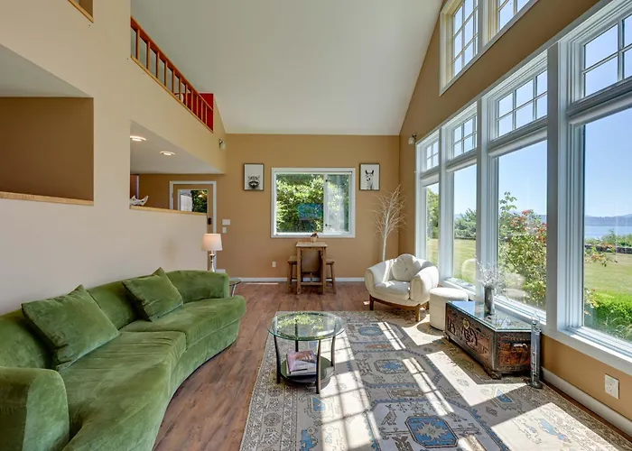 Waterfront Bellingham Bliss: Steps To Beach!