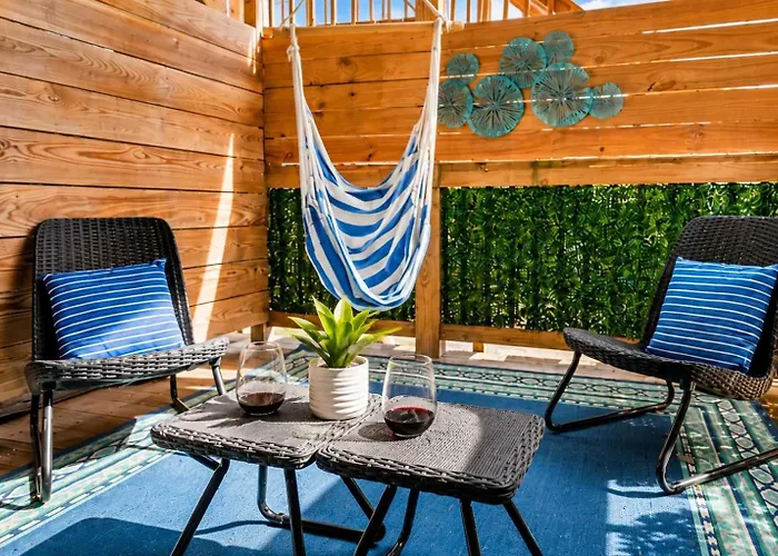 Jennifer'S Stylish Apt Private Deck Backyard Oasis