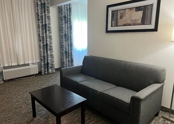 The Grove Inn And Suites