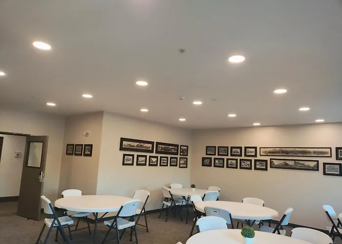 The Grove Inn And Suites