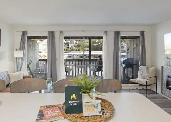 The Luxe Lakefront