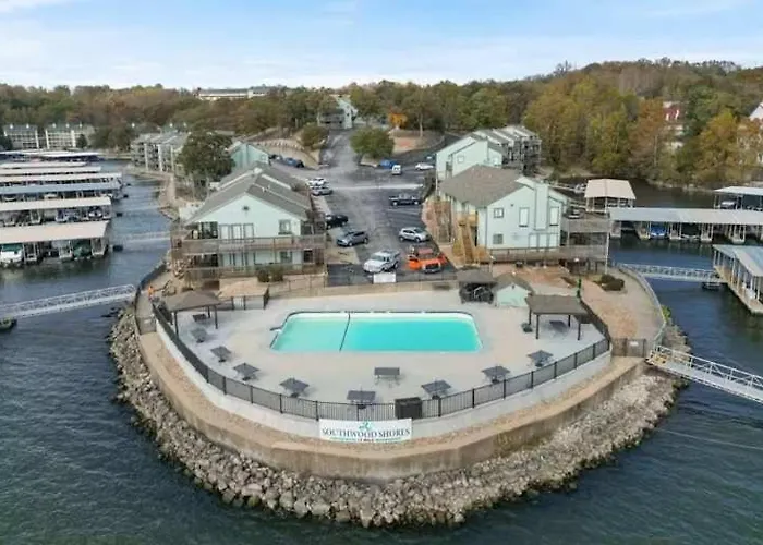 The Luxe Lakefront