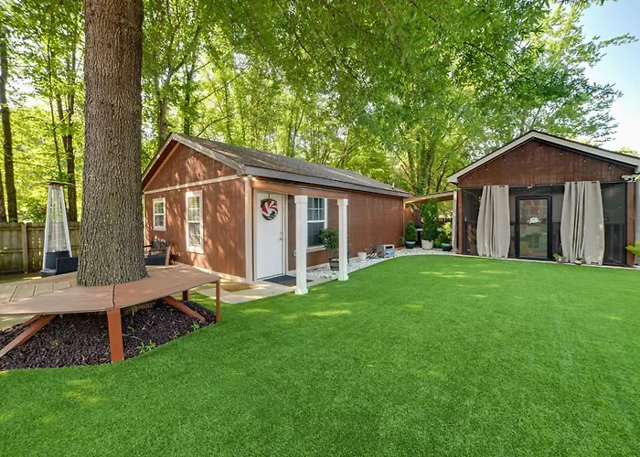 Home W/ Hot Tub, Playset & Grills In Clarksville!