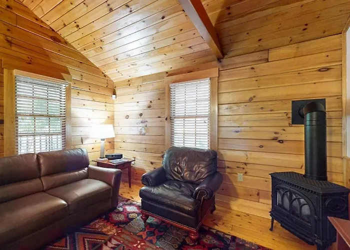 Spacious Cabin W/ Full Kitchen & Fireplace -Enjoy A No Wifi Unplugged Experience