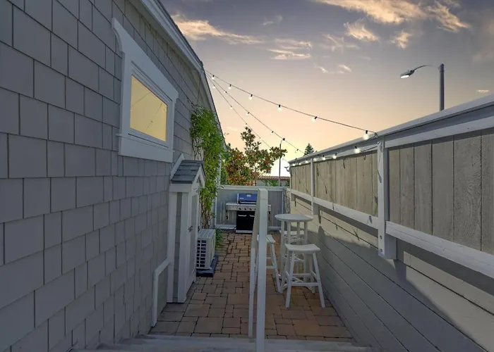 Ocean Views! Detached Villa By Victoria Beach