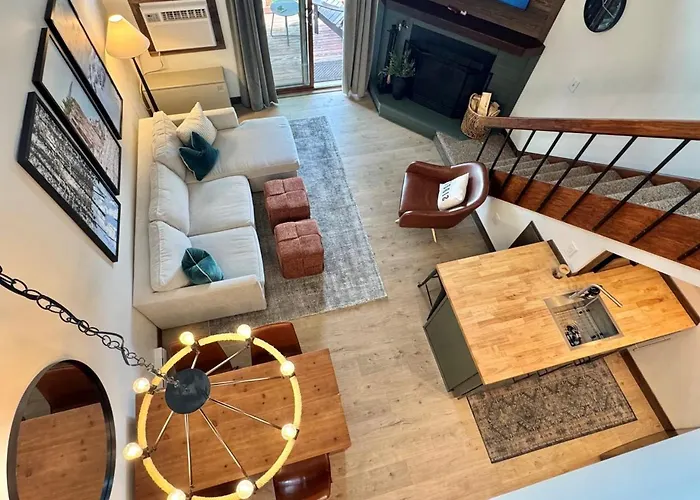 Beautiful Mountainview Top Floor Loft | Ski-In/Out