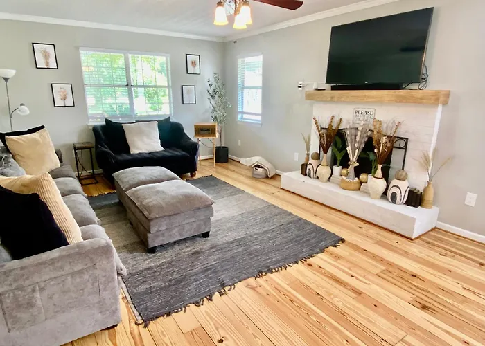 Cozy Home Away From Home - Pet-Friendly, King Bed