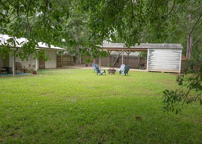 3 Bedroom Home In The Heart Of Mccomb Fenced Yard