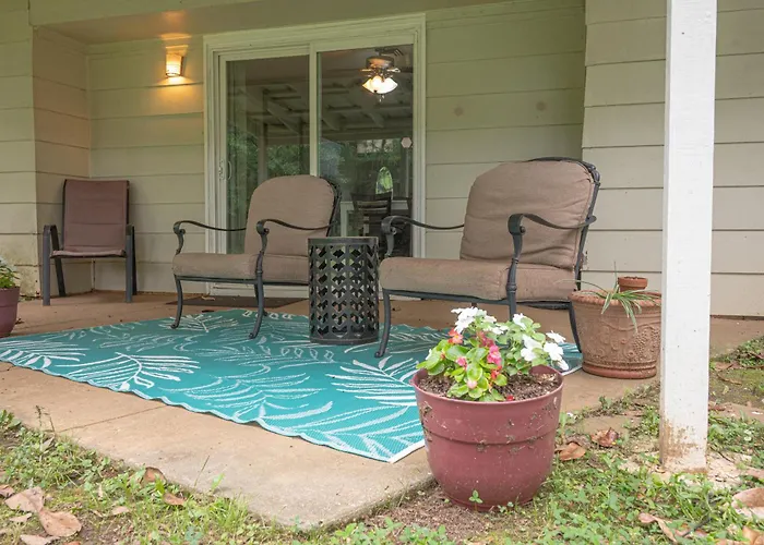 3 Bedroom Home In The Heart Of Mccomb Fenced Yard