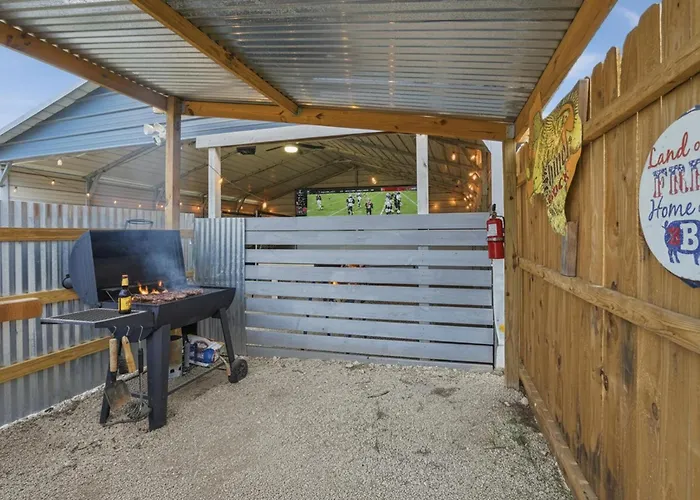 Game Barn, Cowboy Pool, 17Ft Movie Screen - Sleeps 10