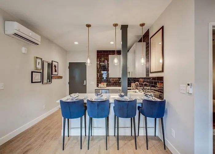 Chic Tennyson St Retreat - Walk To Shops & Cafes
