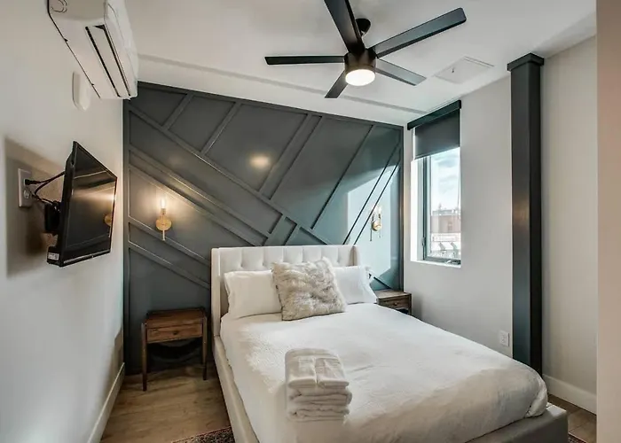 Chic Tennyson St Retreat - Walk To Shops & Cafes