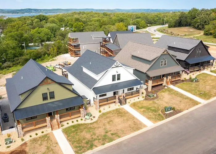 Branson 10 Bedroom Lakeside Lodge! Private Heated Pool!