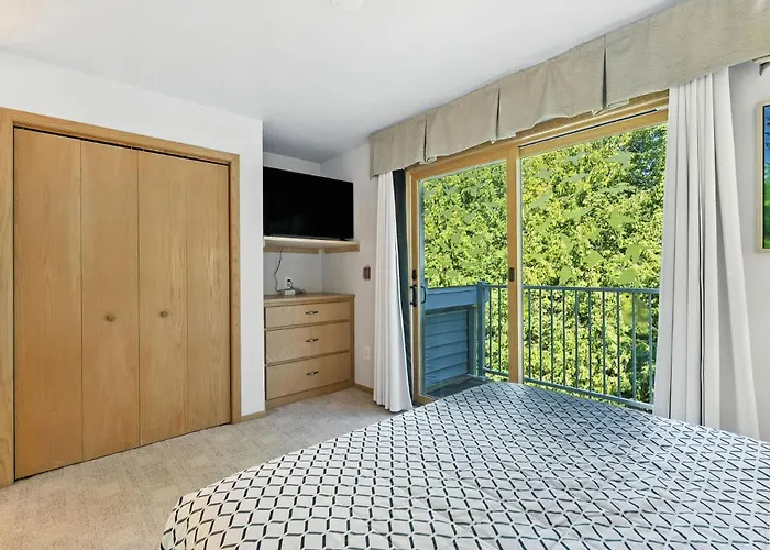 Hilltop Hideaway Unit B-5 By Simple Life Rentals