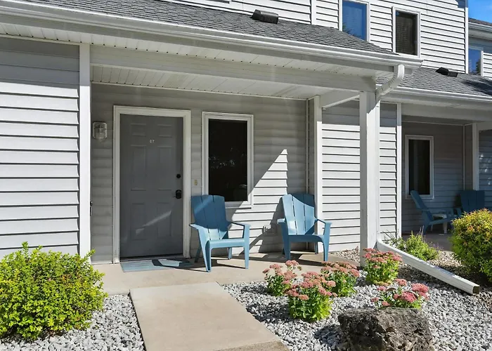 Relaxing Busy Bee C-7 By Simple Life Rentals